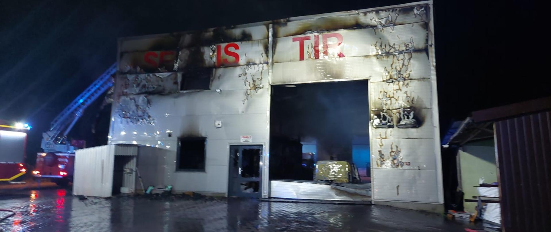 Zniszczony budynek hali magazynowo-warsztatowej