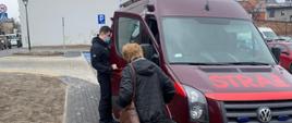 Dowożenie osoby na szczepienie przez strażaków.