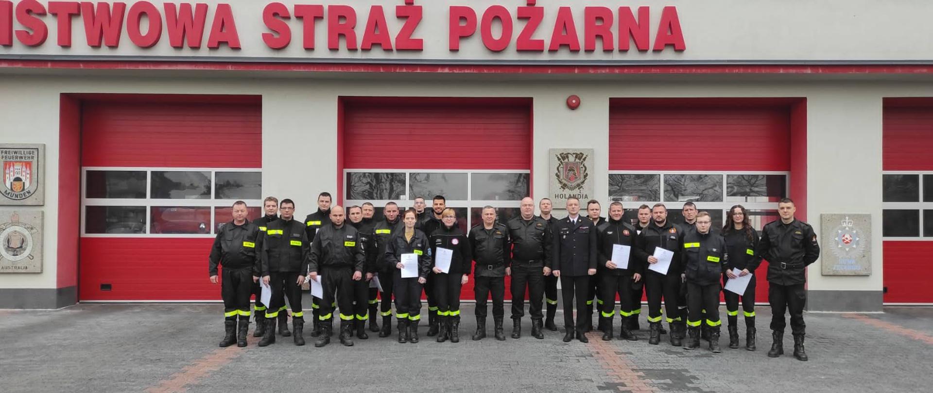 Na zdjęciu uczestnicy kursu Dowódców OSP oraz funkcjonariusze PSP przed budynkiem Komendy Powiatowej PSP w Chełmnie.