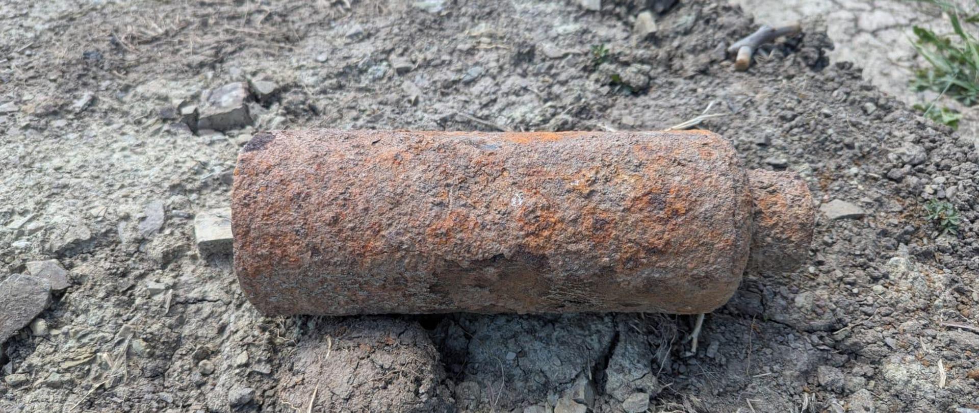 Owalny pojemnik na ziemi