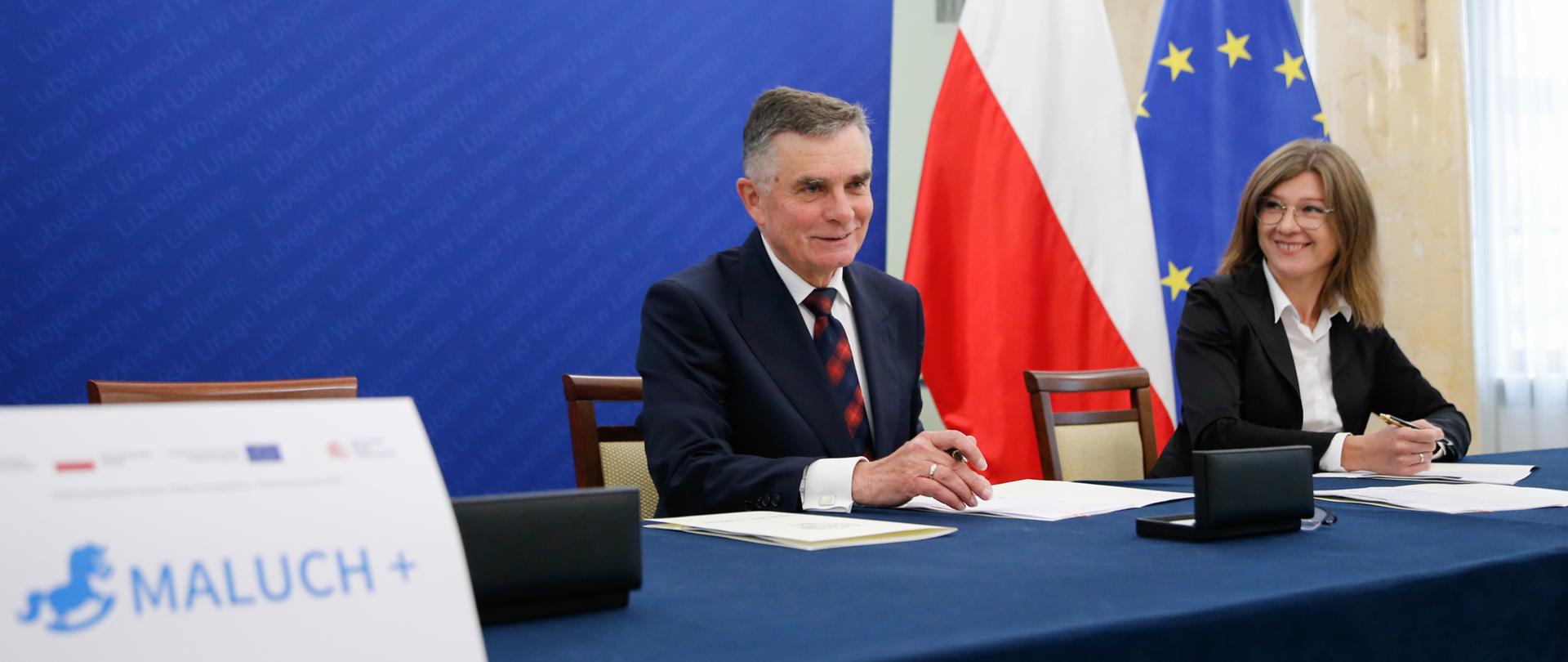 Wojewoda lubelski podpisuje umowę.