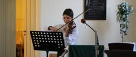 uczennica grająca na skrzypcach