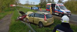 Fotografia przedstawia zastana sytuacje po kolizji pojazdów, które znajdują się poza jezdnia. W tle pojazd ZRM oraz Patrolu Policji. 