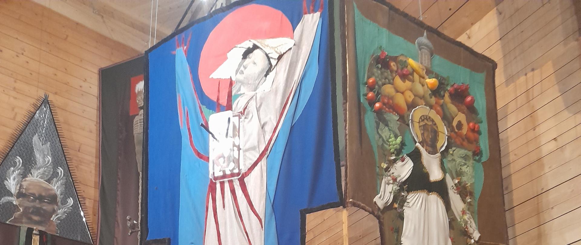 Instalacje artystyczne, składające się z tkanin i różnych przedmiotów codziennego użytku