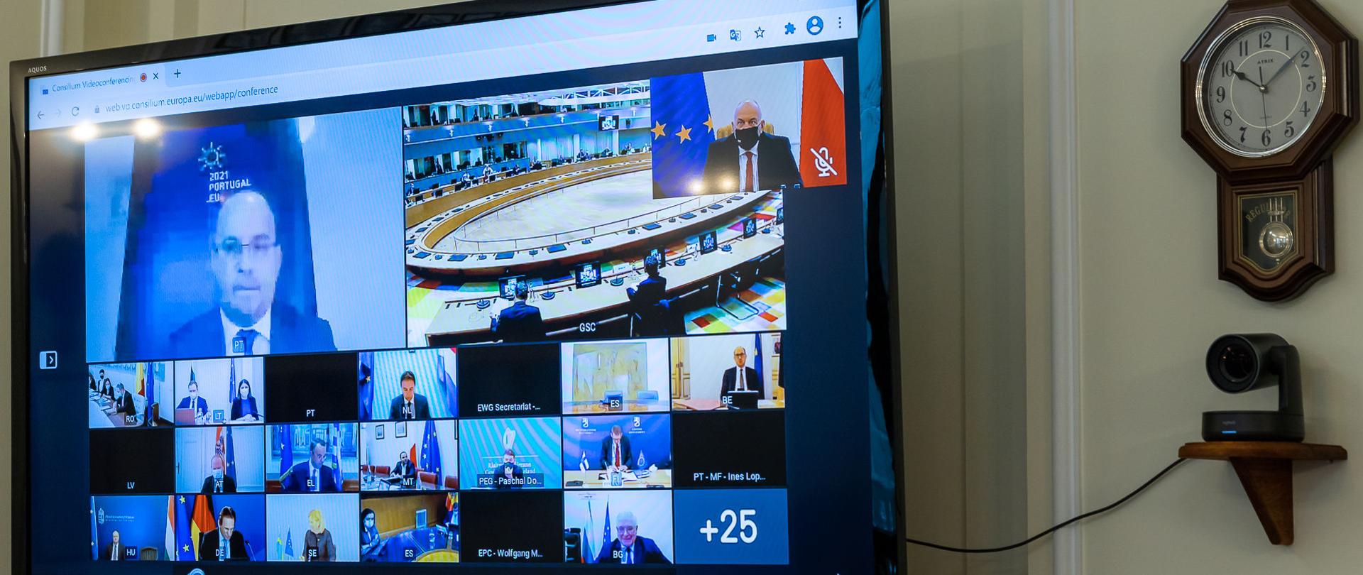 Ekran z miniaturami zdjęć uczestników spotkania.