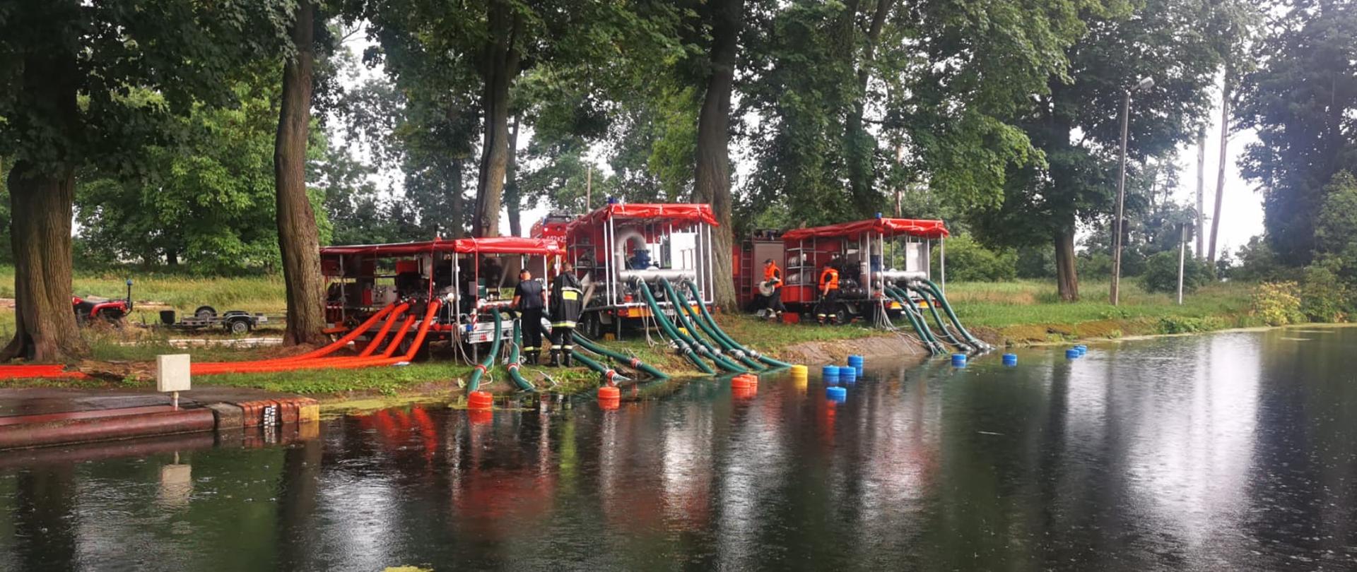 3 pompy wysokiej wydajności ustawione obok siebie przy zbiorniku wodnym 