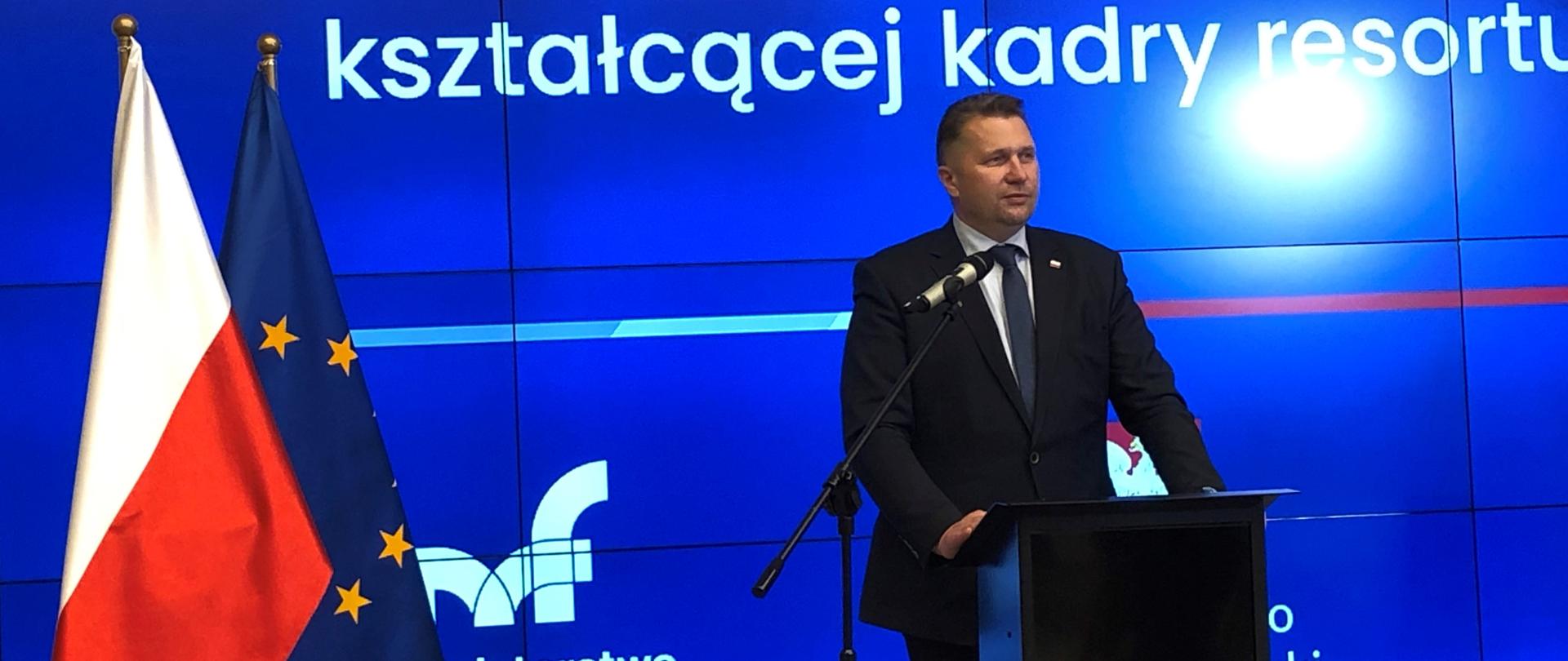 Minister Edukacji i Nauki przemawia podczas uroczystości podpisania listu intencyjnego.