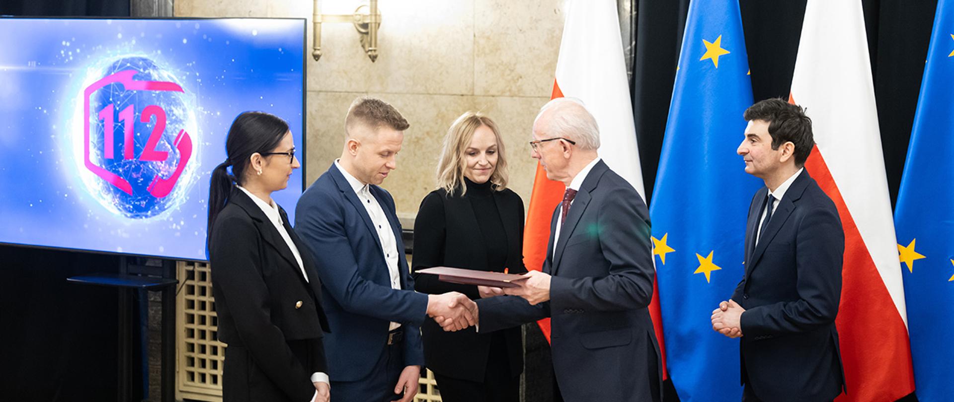 Wiceminister Wiesław Leśniakiewicz wręcza wyróżnienia operatorom numeru alarmowego 112