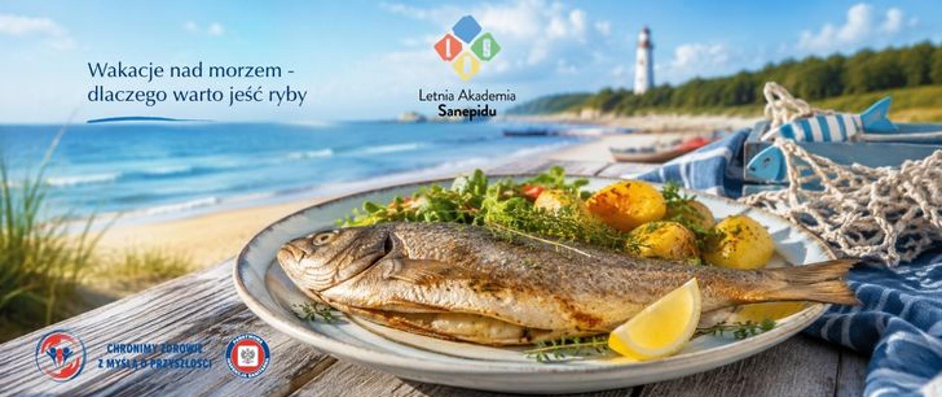 Na drewnianym stole z widokiem na nadmorską plażę znajduje się talerz ze świeżo przygotowaną rybą, ziemniakami, sałatką i cytryną. W tle widać morze, latarnię morską oraz napis: „Wakacje nad morzem – dlaczego warto jeść ryby”. W lewym dolnym rogu logo Państwowej Inspekcji Sanitarnej wraz z hasłem: Chronimy zdrowie z myślą o przyszłości. U góry na środku logo kampanii Letnia Akademia Sanepidu. 