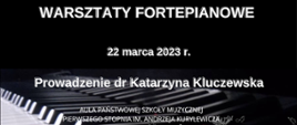 Zdjęcie klawiatury fortepianu z wpisem warsztaty fortepianowe 22 marca 2023 prowadzenie dr Katarzyna Kluczewska, aula Państwowej Szkoły Muzycznej pierwszego stopnia im. Andrzeja Kurylewicza 
