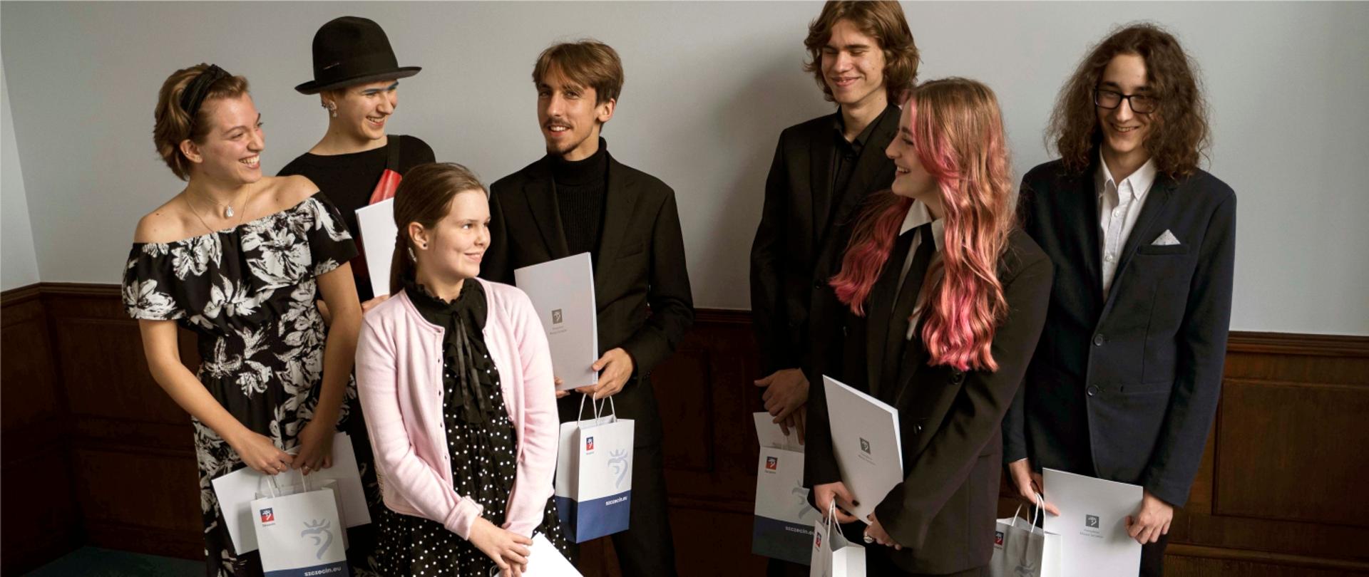Zdjęcie przedstawia uczniów ZPSM - beneficjentów Stypendiów Artystycznych Miasta Szczecin