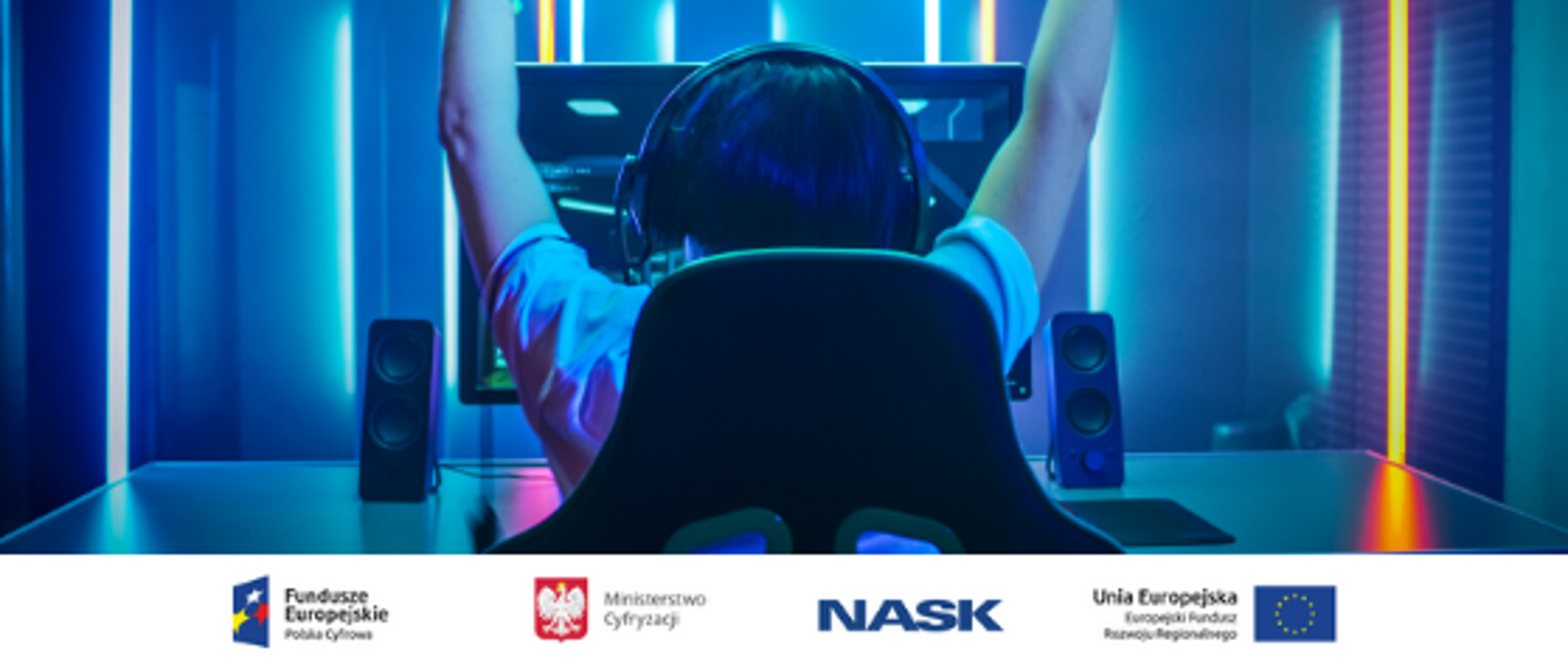 Na zdjęciu widać siedzącego tyłem chłopca z podniesionymi rękami do góry przed komputerem. Na dole zdjęcia umieszczone są logotypy: Fundusze Europejskie. Polska Cyfrowa, Ministerstwo Cyfryzacji, NASK oraz Unia Europejska. Europejski Fundusz Rozwoju Regionalnego. 