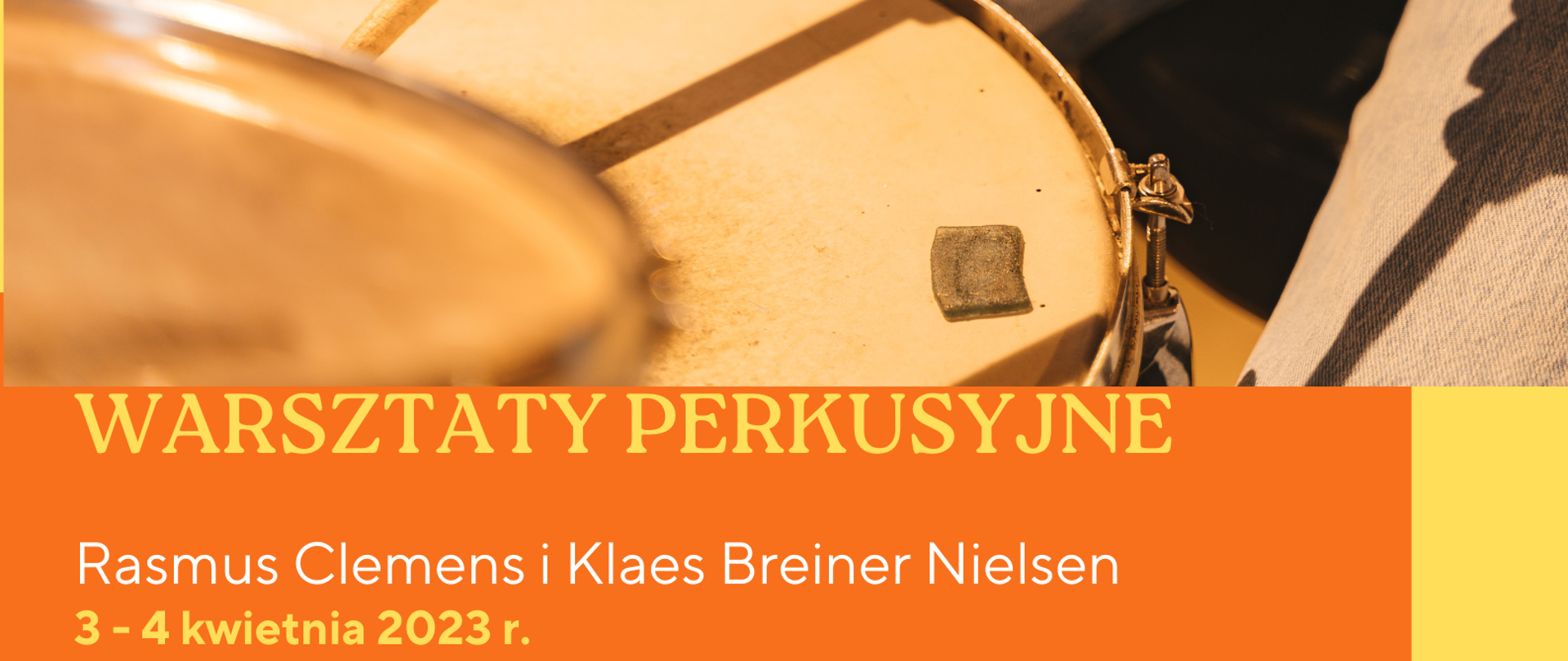 W górnej części plakatu znajduje się fotografia osoby grającej na werblu, w dolnej części plakatu na pomarańczowym tle znajdują się żółte i białe napisy : informacje o prowadzących , data warsztatów 3-4 kwietnia 2023 r. i miejsce PSM I st. 