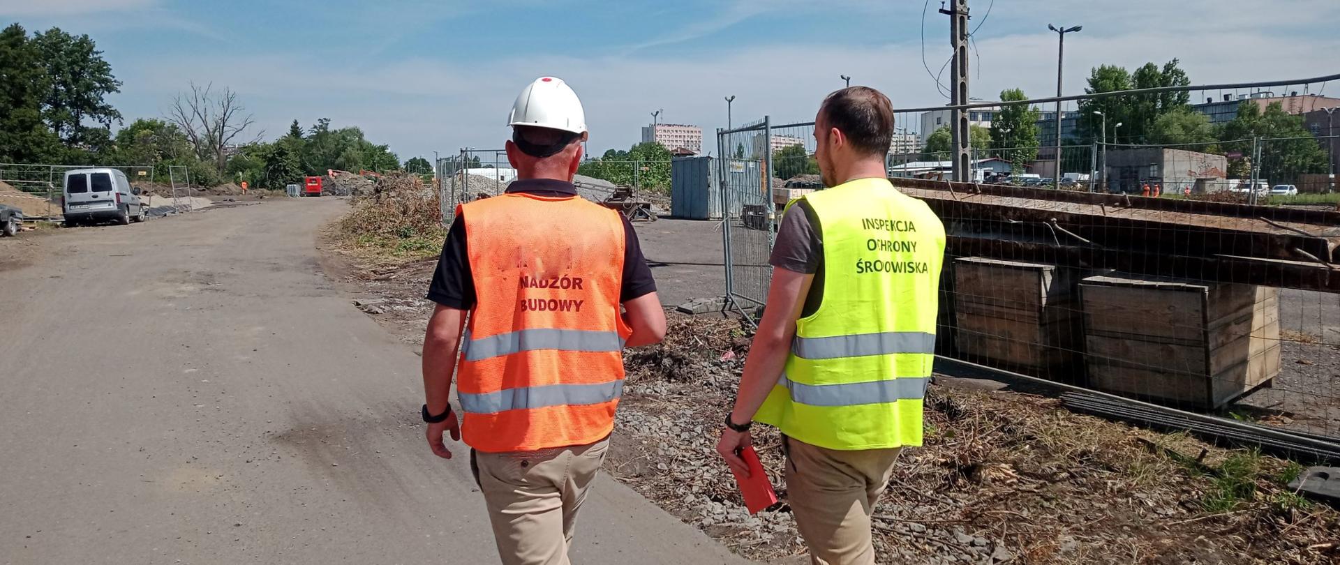 Fot. 1. Interwencja inspektorów WIOŚ w związku ze składowaniem odpadów niebezpiecznych podczas przebudowy linii kolejowej Rzeszów-Staroniwa (fot. WIOŚ w Rzeszowie)