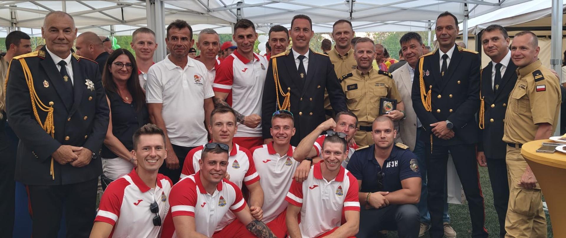 Pamiątkowe zdjęcie z bułgarskimi strażakami. 