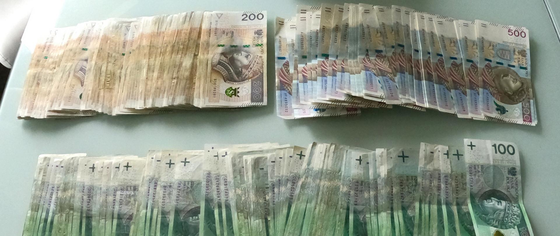 banknoty o różnych nominałach na stole