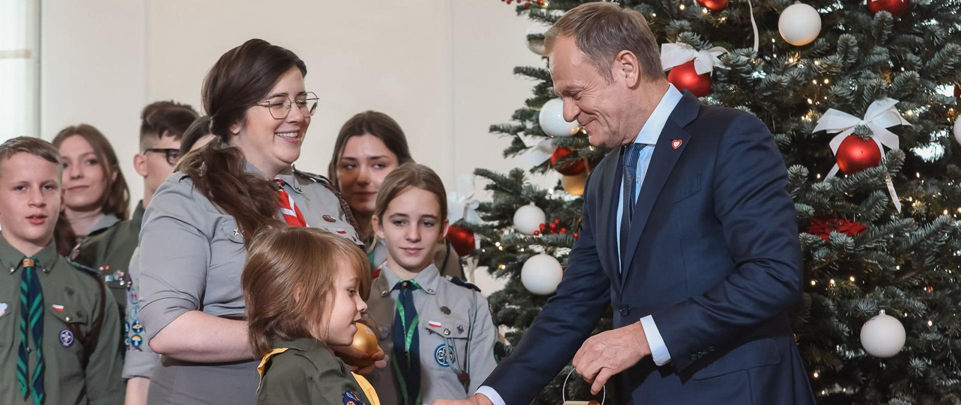 Premier Donald Tusk podczas uroczystości przekazania Betlejemskiego Światła Pokoju.