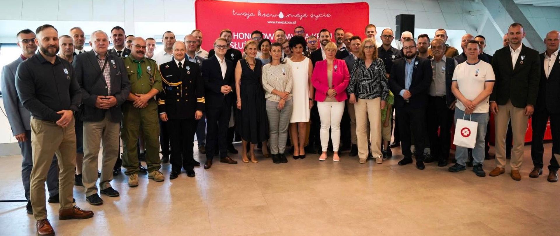 wspólne zdjęcie wicewojewody z odznaczonymi