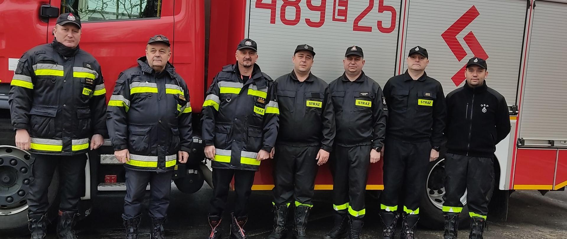 Na zdjęciu przedstawiciele PSP i OSP na tle samochodu OSP Konstantynów Łódzki. Od lewej: mł. bryg. Jacek Karcz, st. bryg. Władysław Duraj, st. bryg. Paweł Malinowski, dh Arkadiusz Duraj, dh Bartłomiej Polak, dh Janusz Herman, dh Radosław Duraj. Strażacy występują w ubraniach dowódczo-sztabowych i koszarowych.