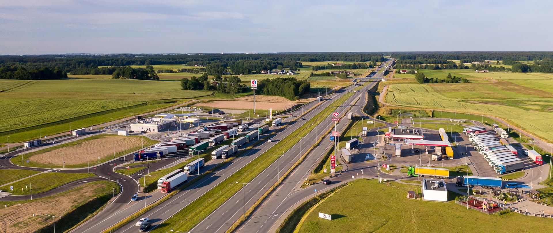 S61 w okolicy węzła Raczki i MOP Rudniki Północ oraz Rudniki Południe widziane z lotu ptaka 