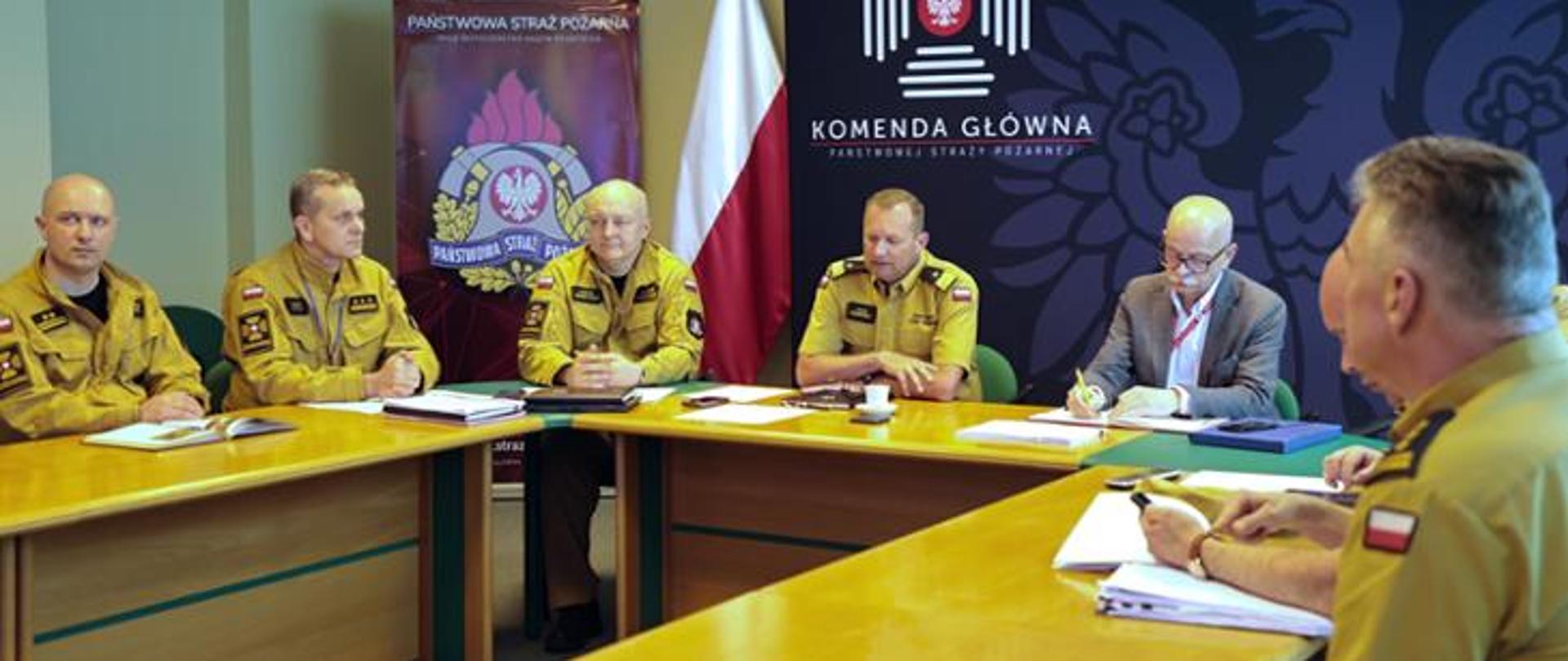 widok na pomieszczenie gdzie trwa Wideokonferencja w sprawie rozbudowy systemu ostrzegania i alarmowania