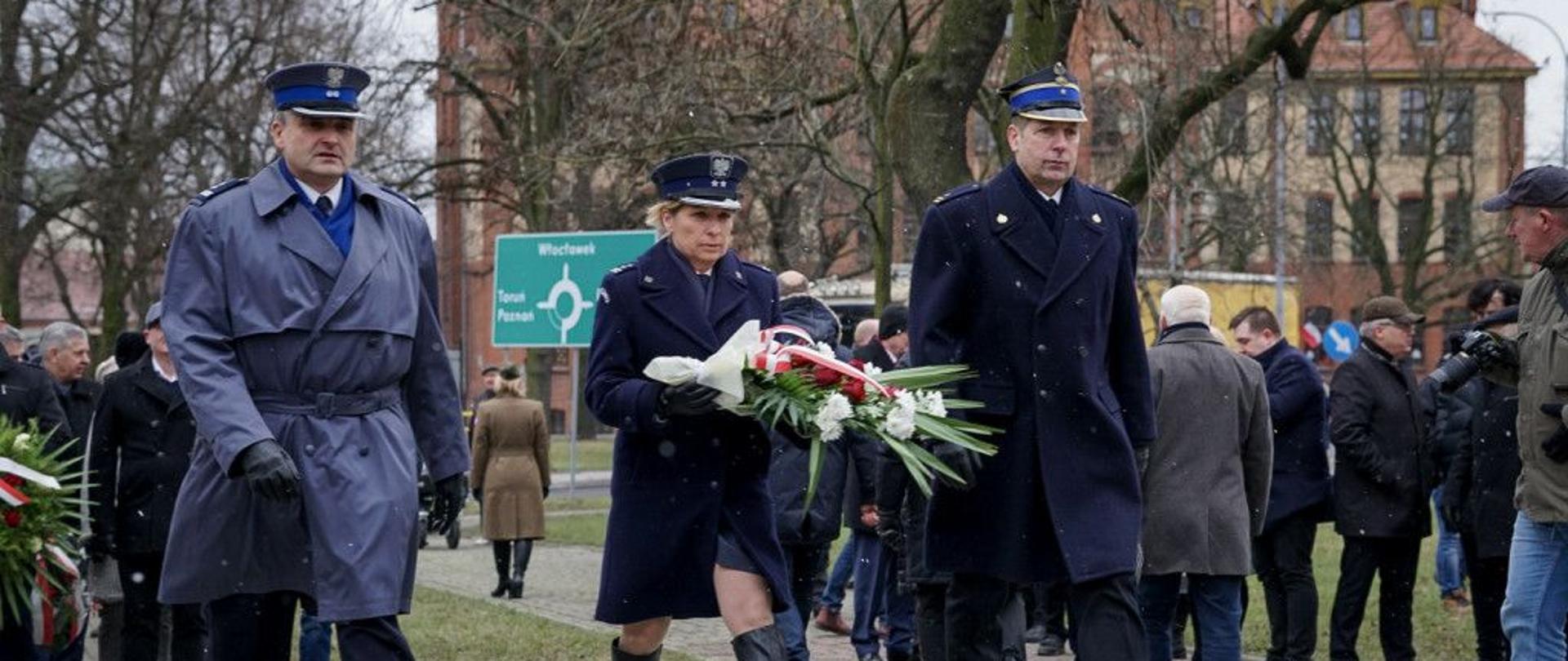 Delegacja Służb Mundurowych przed złożeniem wiązanki kwiatów, w marszu w kierunku pomnika Powstańców Wielkopolskich w Inowrocławiu.