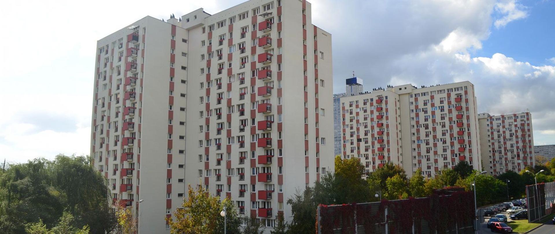 Wysokie budynki mieszkalne z lat 70. lub 80. 