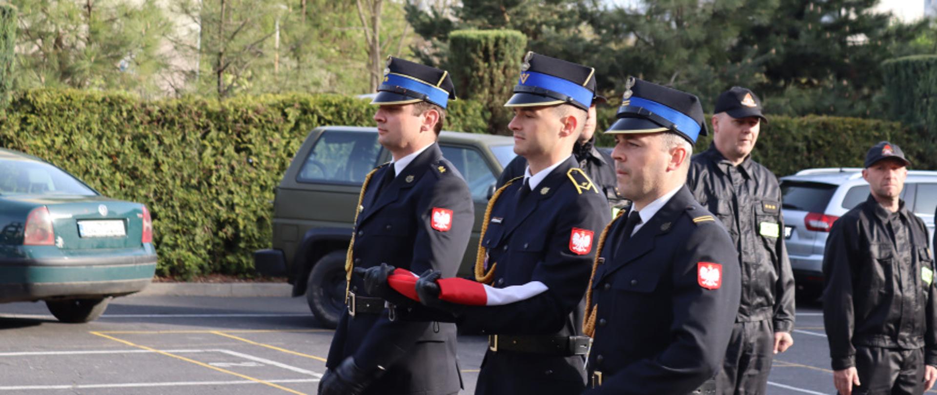 Poczet flagowy w składzie mł. kpt. Wilk Piotr, mł. asp. Bednarczyk Bartłomiej, sekc. Jacek Smycz