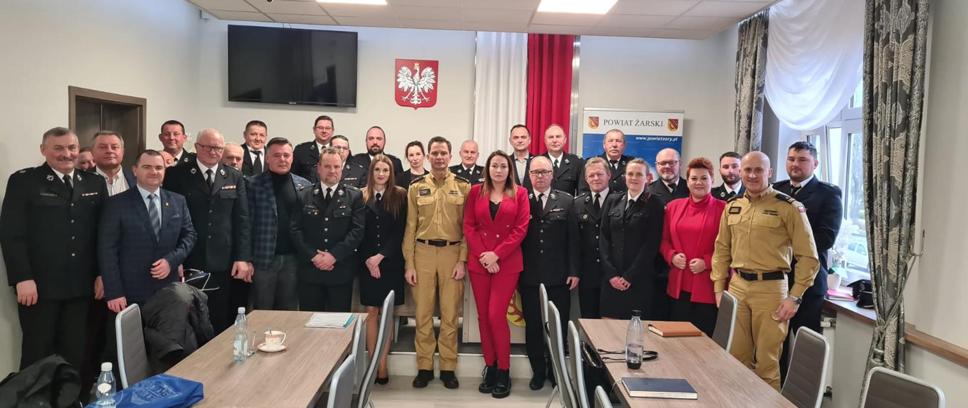 Na zdjęciu grupowym znajdują się wszyscy uczestnicy spotkania, strażacy PSP i OSP oraz przedstawiciele władz samorządowych powiatu żarskiego.