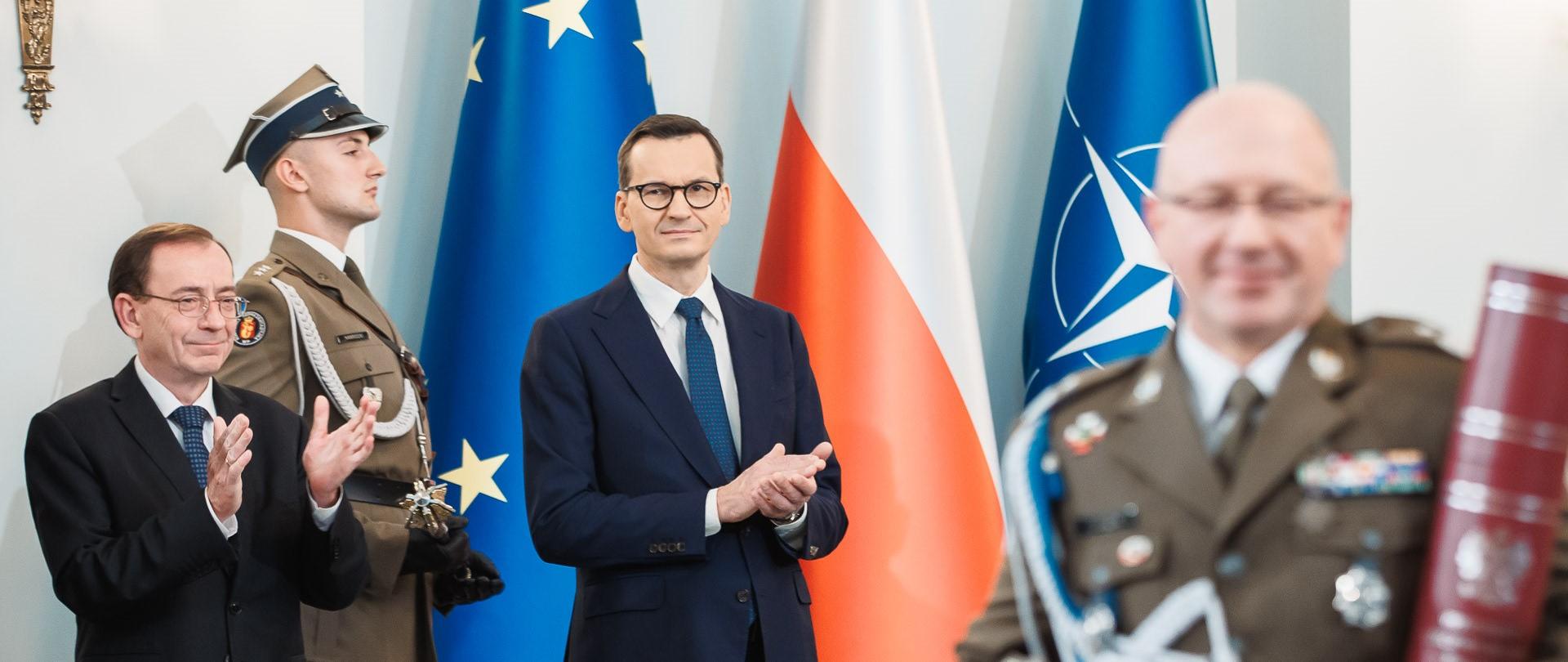 Premier Mateusz Morawiecki i minister spraw wewnętrznych i administracji Mariusz Kamiński podczas uroczystości.
