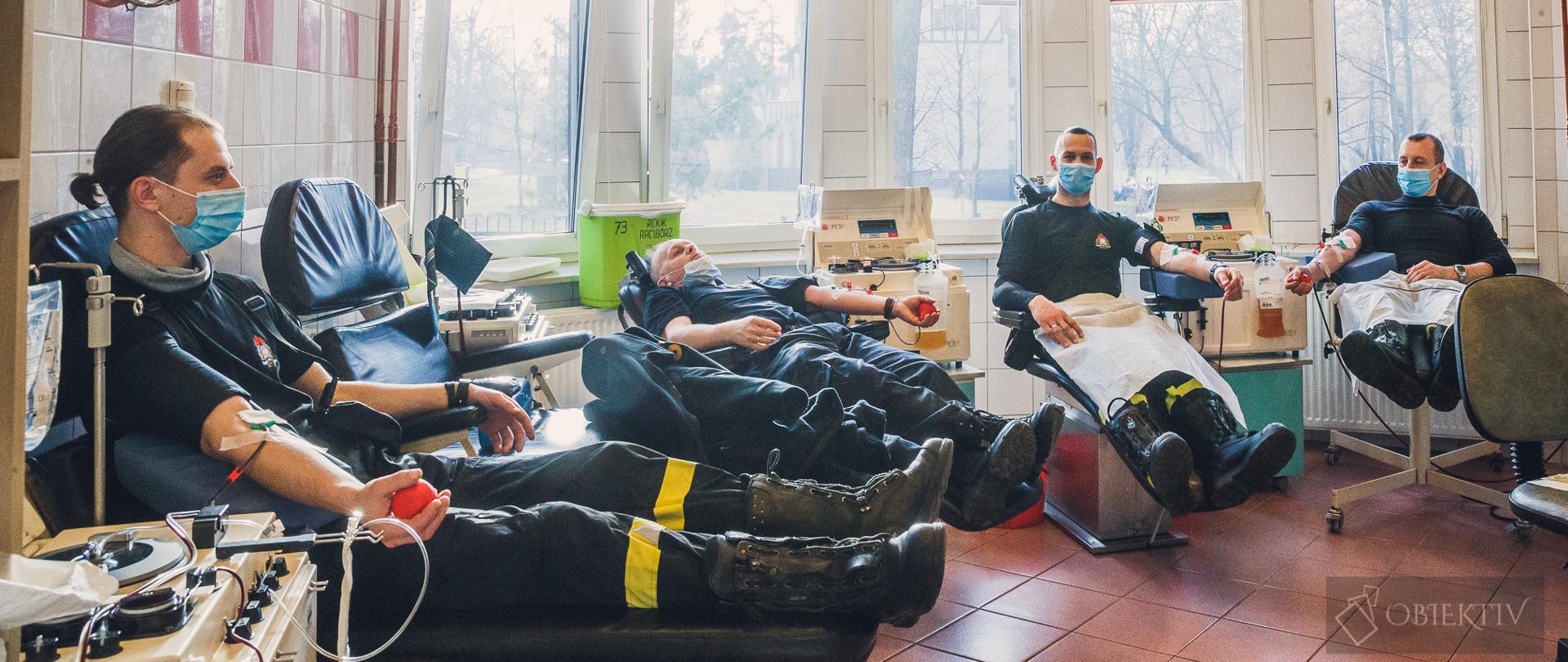 Tarnogórscy strażacy w punkcie pobierania podczas oddawania osocza