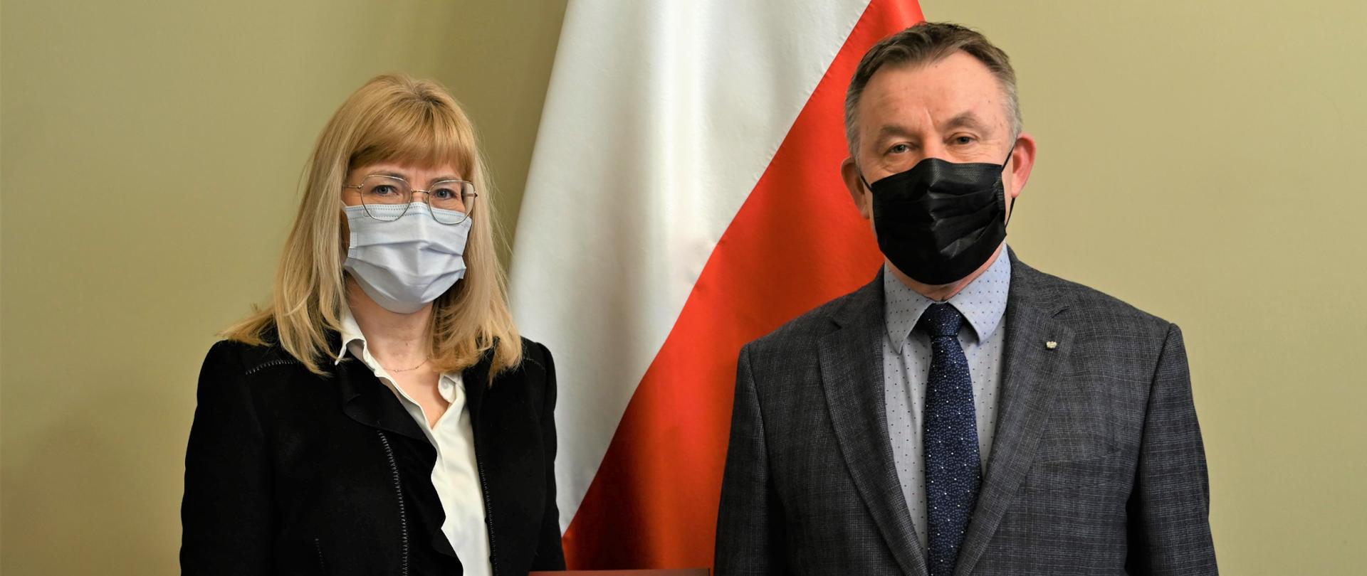 Wicewojewoda Karol Młynarczyk wręczył Katarzynie Krekora akt powołania na stanowisko Naczelnego Lekarza "Uzdrowiska Uniejów"