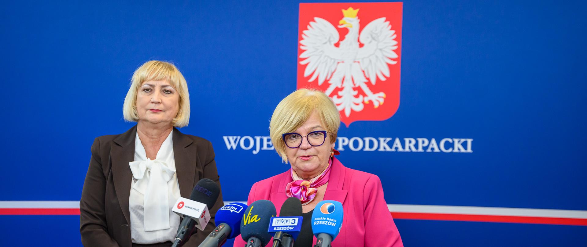 Zdjęcie przedstawia wojewodę podkarpackiego Teresę Kubas-Hul podczas konferencji prasowej