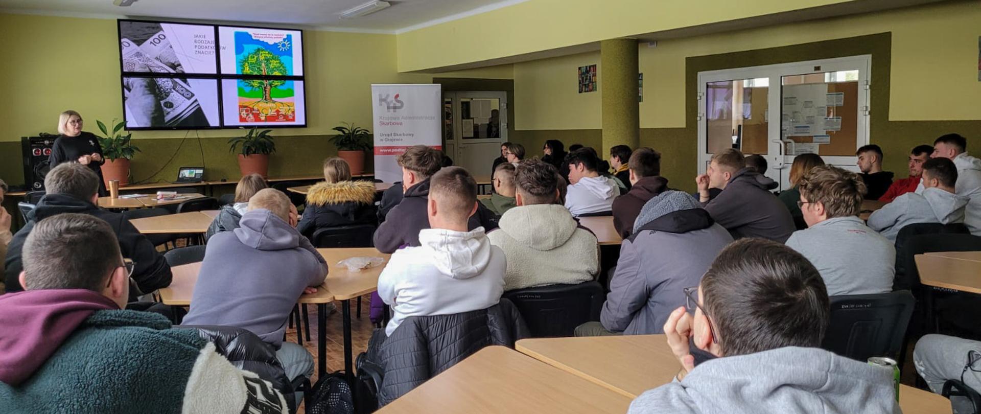 Edukatorzy Akademii Podatkowej Podlaskiej KAS prowadzą lekcje o tematyce podatkowej w szkole.