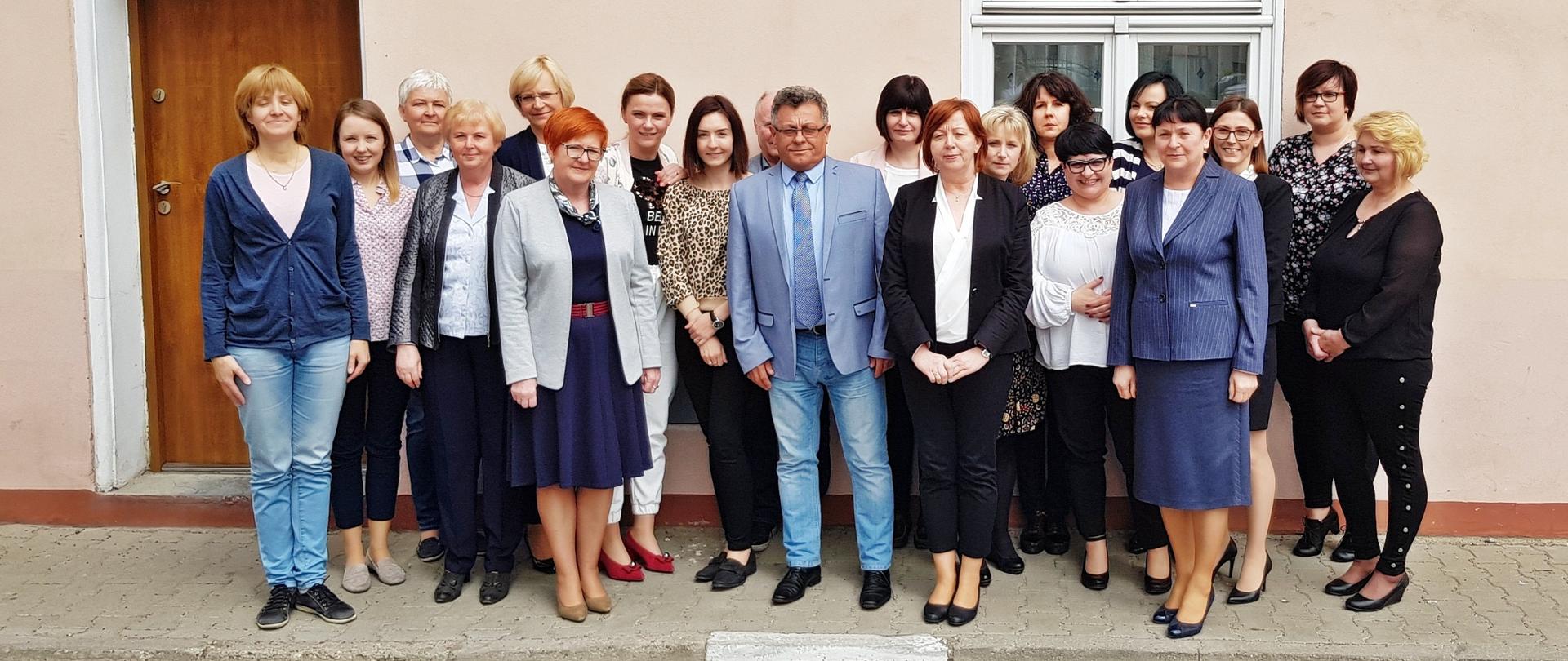 Zdjęcie przedstawia pracowników PSSE w Działdowie, stojących przed budynkiem sanepidu.