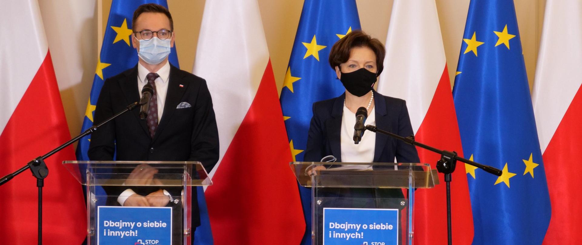 W mównicach stoją od lewej: Waldemara Budy i Marleny Maląg. Za nimi flagi PL i UE.