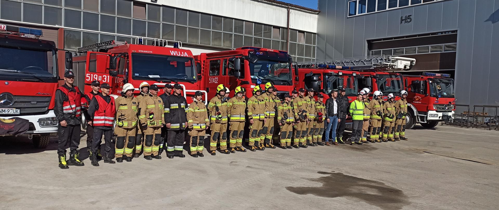 Ćwiczenia – EXPOM 2021 Zbiórka strażaków OSP i PSP oraz organizatorami ćwiczeń, na tle samochodów pożarniczych