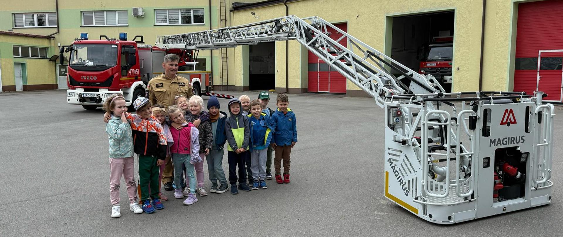 Wizyta przedszkola słoneczko z Gierlachowa w Komendzie Powiatowej Państwowej Straży Pożarnej w Sandomierzu