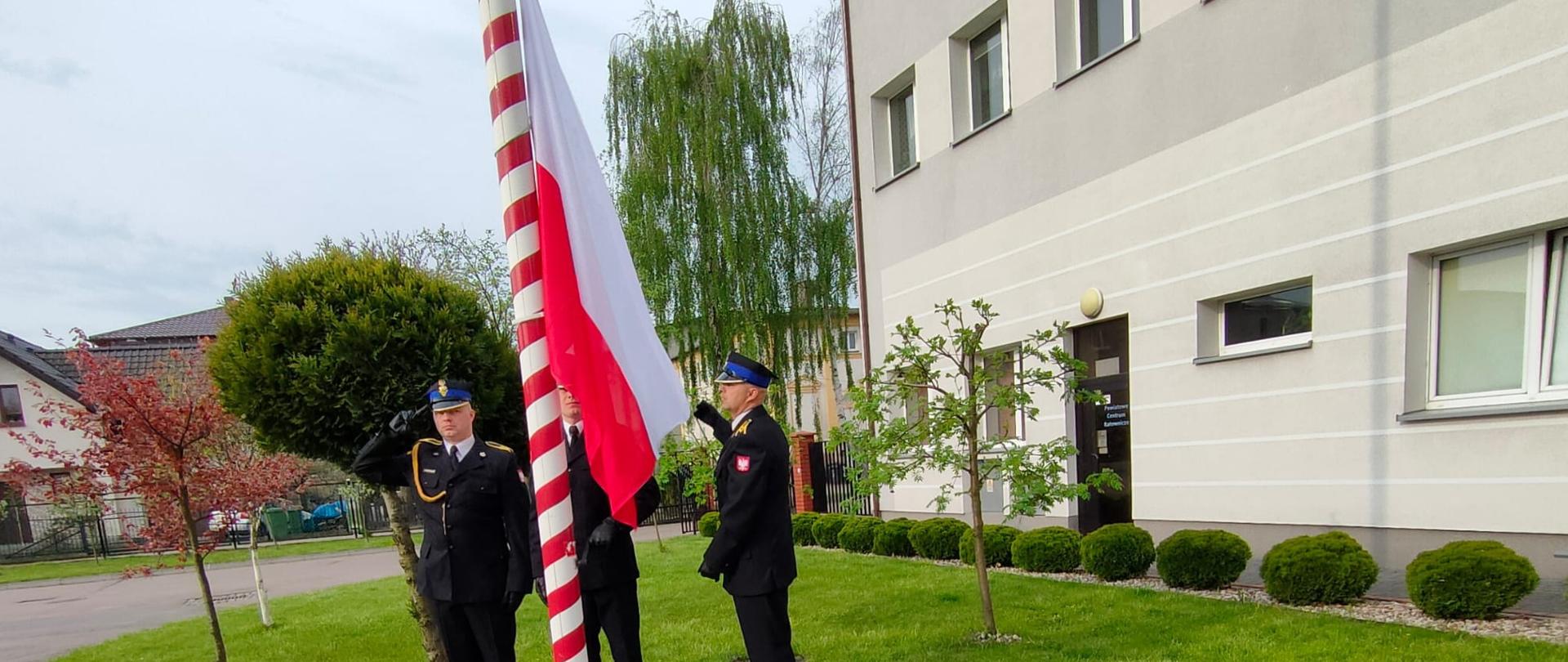 Uroczysta zmiana służby z okazji Dnia Flagi Rzeczypospolitej Polskiej