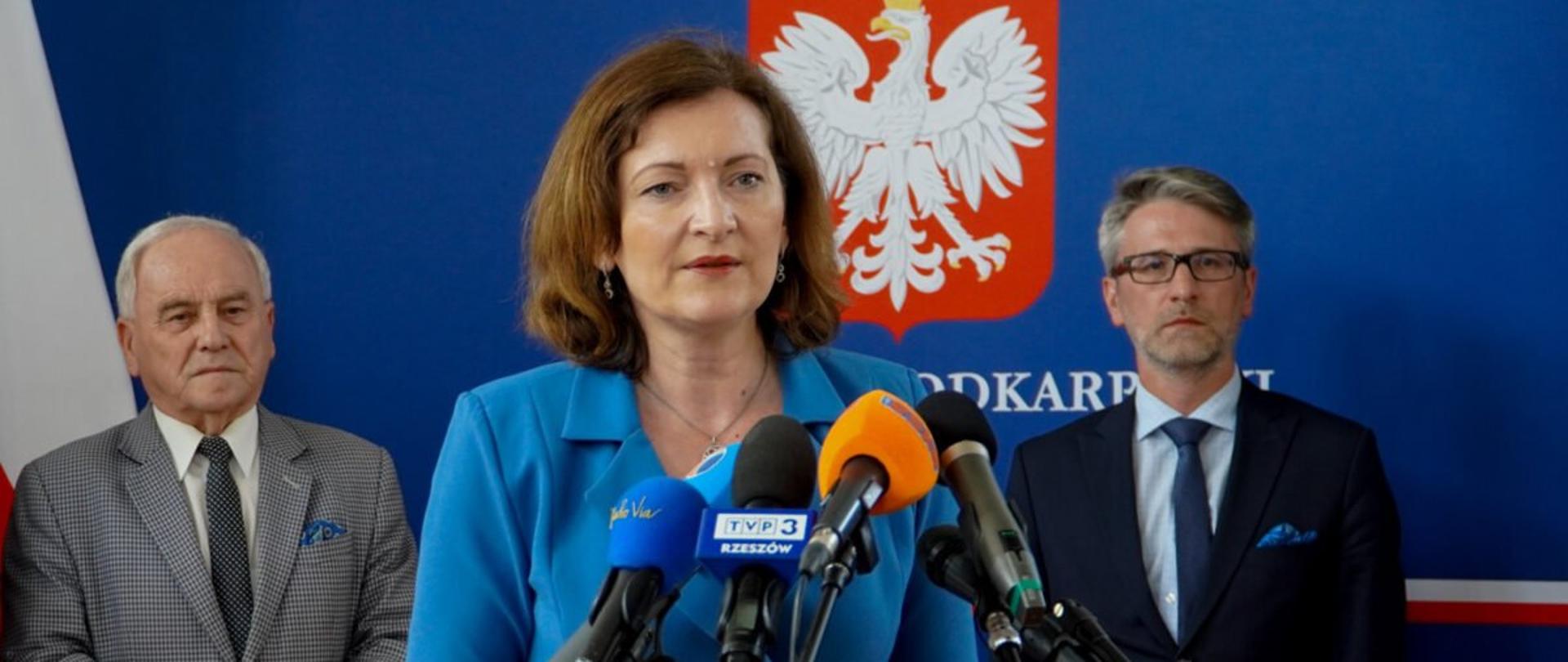 Wojewoda podkarpacki Ewa Leniart podczas konferencji prasowej. Za wojewodą od lewej poseł na Sejm RP Andrzej Szlachta oraz burmistrz Głogowa Małopolskiego Paweł Baj
