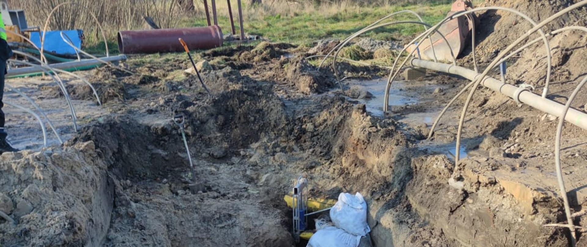 widoczne miejsce zdarzenia wraz z uszkodzonym gazociągiem