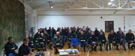 Na zdjęciu na sali wykładowej w Komendzie Powiatowej Państwowej Straży Pożarnej w Gorlicach siedzący na krzesłach podczas zajęć druhowie w ubraniach koszarowych koloru czarnego. Tematem szkolenia dla naczelników Ochotniczych Straży Pożarnych z terenu powiatu gorlickiego było bezpieczeństwa i higieny pracy w tym metodyka przeprowadzania instruktażu stanowiskowego.
