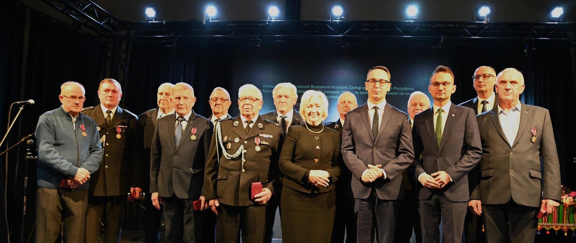 Wspólne zdjęcie uczestników uroczystości. 