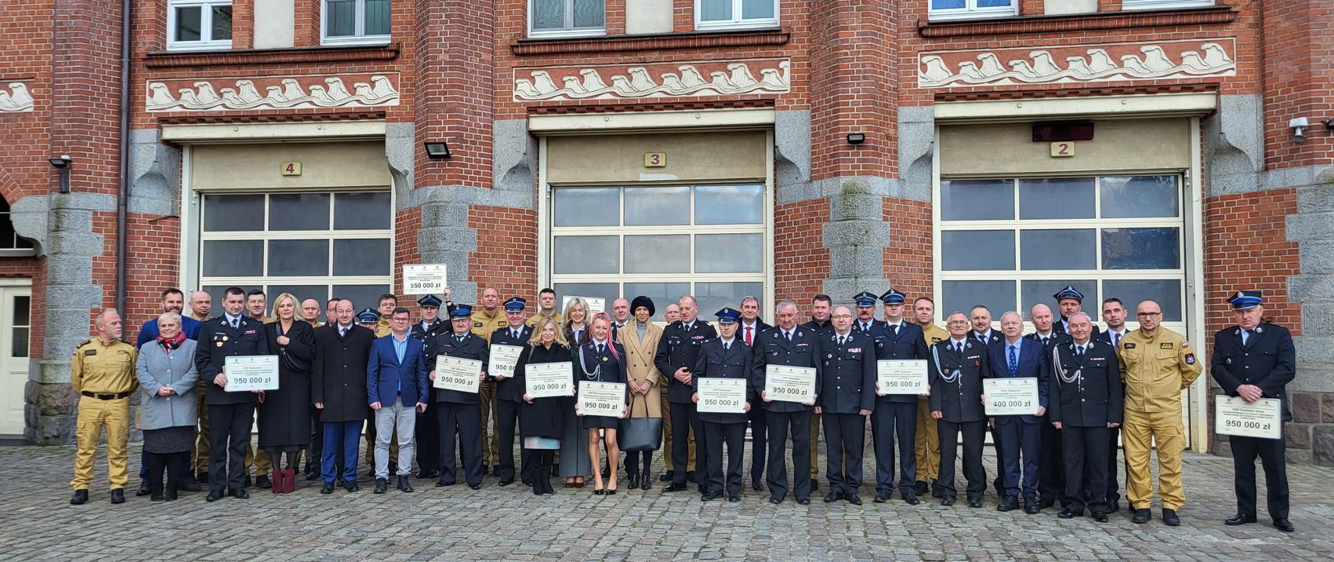 zdjęcie grupowe uczestników spotkania pod budynkiem KW PSP w Szczecinie