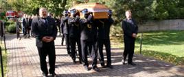 Zdjęcie przedstawia uroczystości pogrzebowe funkcjonariusza PSP. 
