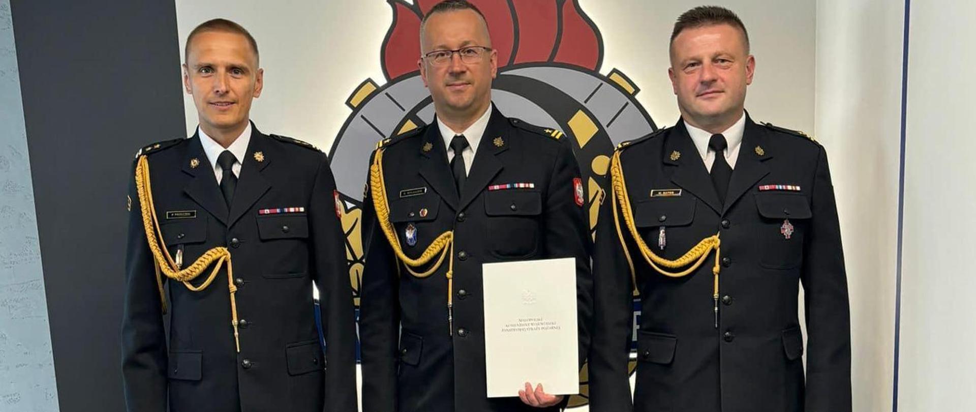 Na zdjęciu strażacy w mundurach