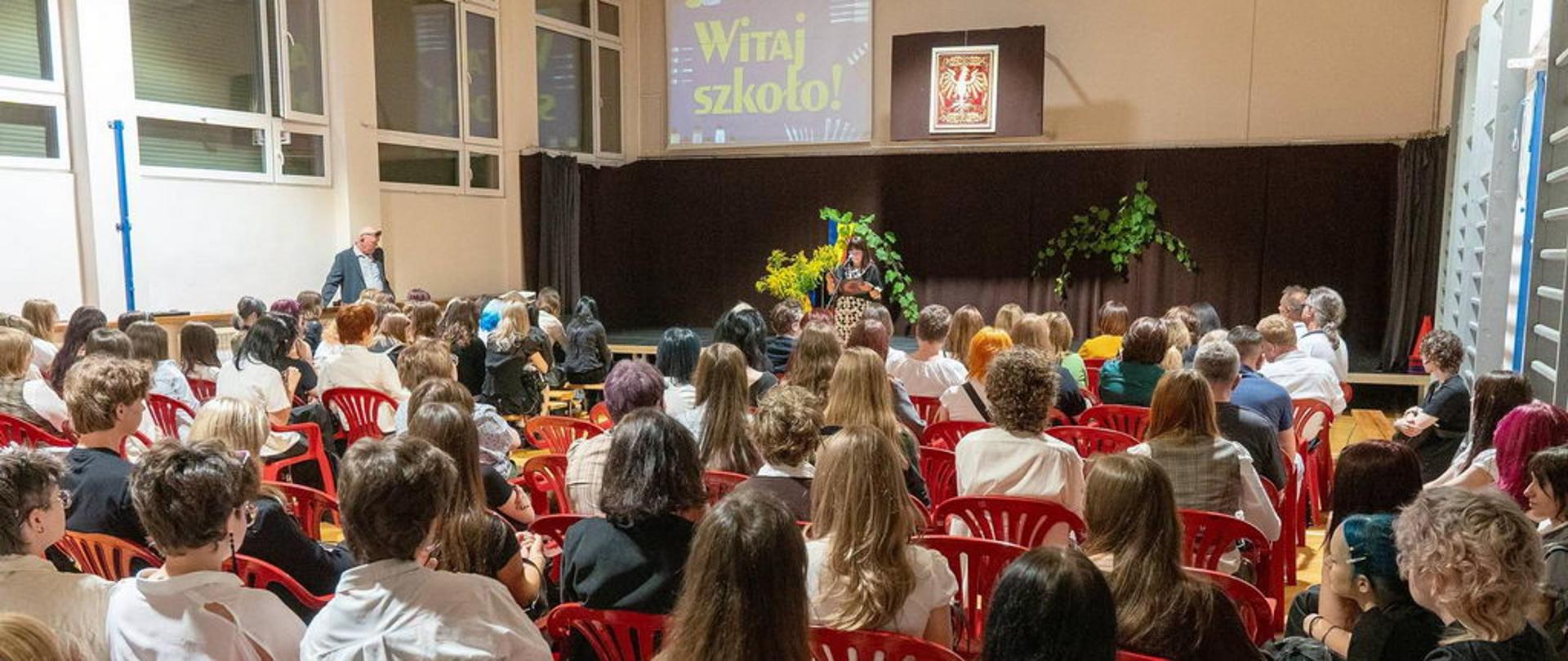 zdjęcia z rozpoczęcia roku szkolnego przedstawiające nauczycieli, uczniów oraz dyrekcję szkoły