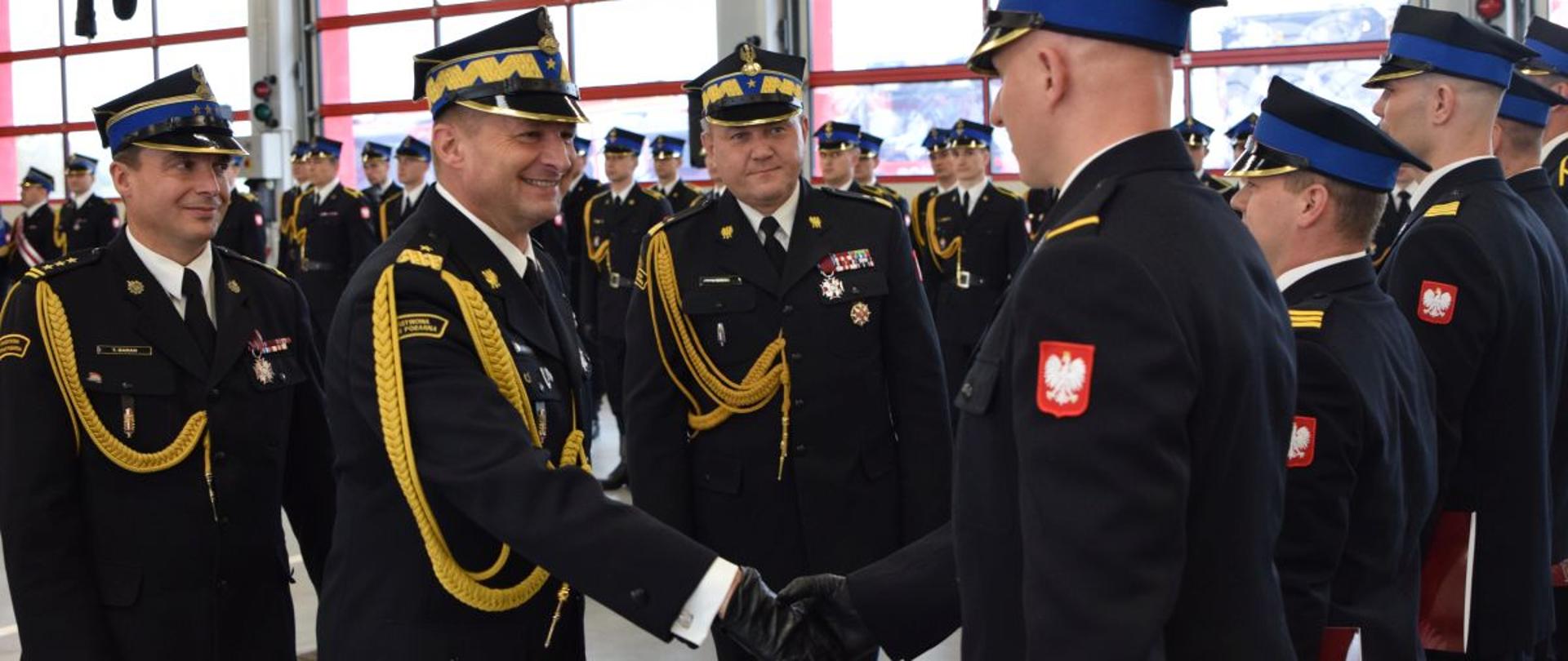 Zastępca komendanta głównego PSP podczas wręczania odznaczeń i nagród 