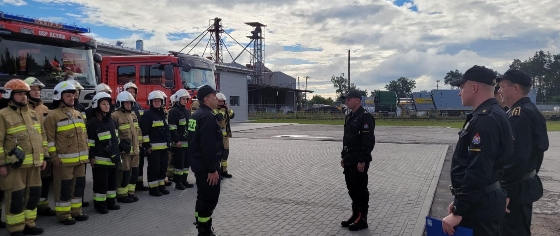 Na zdjęciu strażacy podczas ćwiczeń