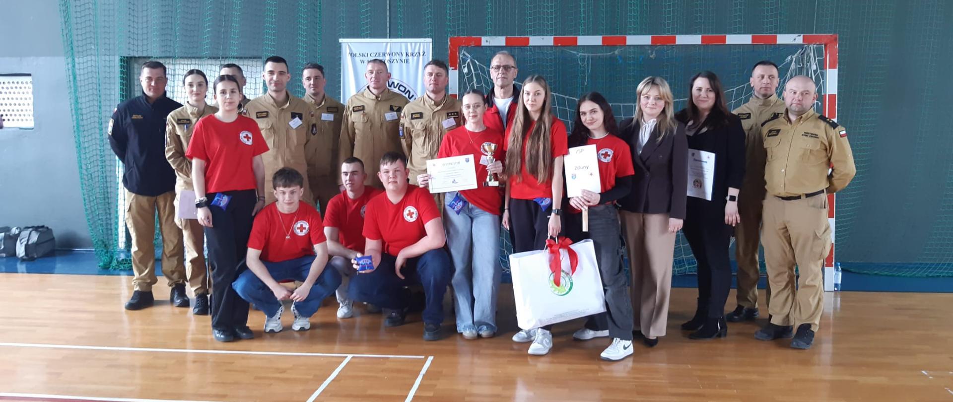 Zdjęcie grupowe zwycieskiej drużyny z organizatorami i obsada sedziowską.
